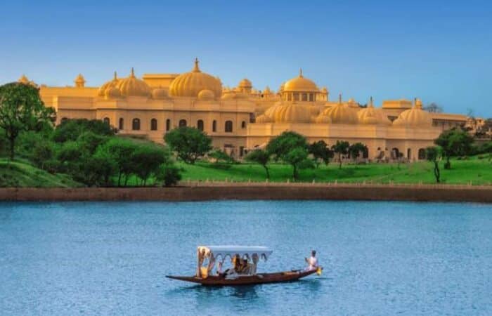 Rajasthan-Reisepaket mit Palastbesichtigungen und Bootsfahrt in Udaipur mit privaten Reiseführern und malerischer Landschaft.