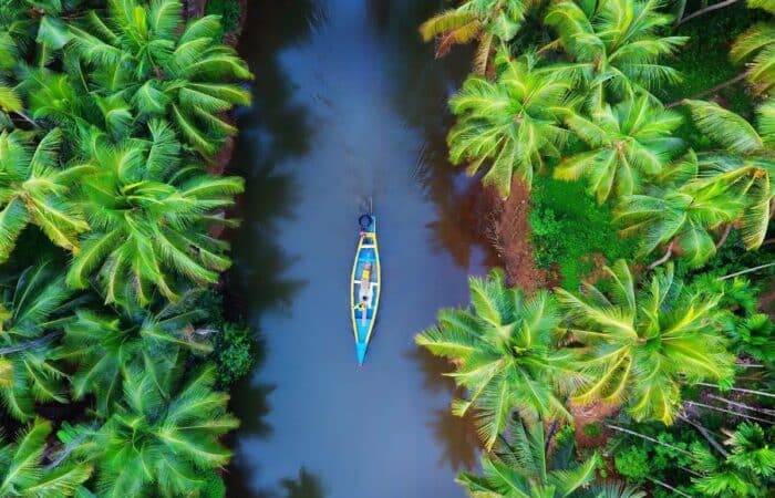 kerala-backwaters-country-boat across canals, plantations and heritage towns