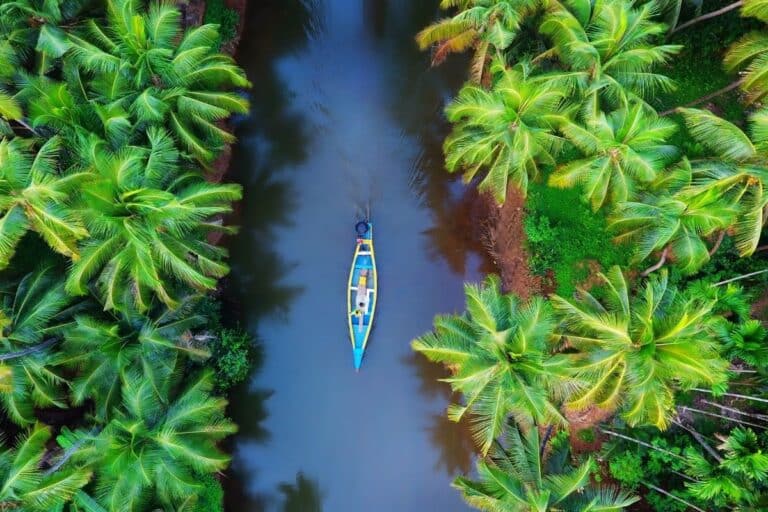 kerala-backwaters-country-boat across canals, plantations and heritage towns