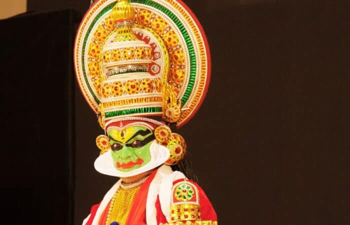 Kerala backwaters tour with quiet canals, coconut groves and traditional village scenes in a tailor-made Kerala escape