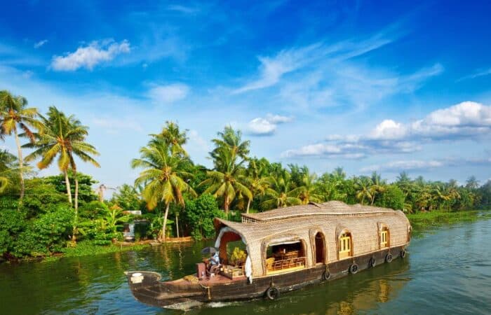 Kerala holiday packages with Kochi heritage, Munnar hills, Alleppey backwaters and Mararikulam beach in a tailor-made Kerala escape