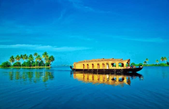 Kerala houseboat tour with backwater stay, scenic canals and a private South India holiday in a tailor-made Kerala escape