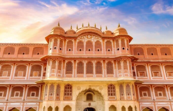 Pacchetti turistici di lusso del Triangolo d'Oro con partenza da Jaipur e arrivo a Delhi, con visita al Taj Mahal e ai monumenti storici di Delhi e Jaipur.