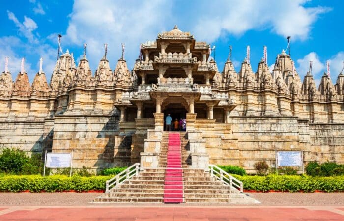 Tour package for Udaipur with City Palace, old lanes and lakeside views with forts, palaces and desert heritage