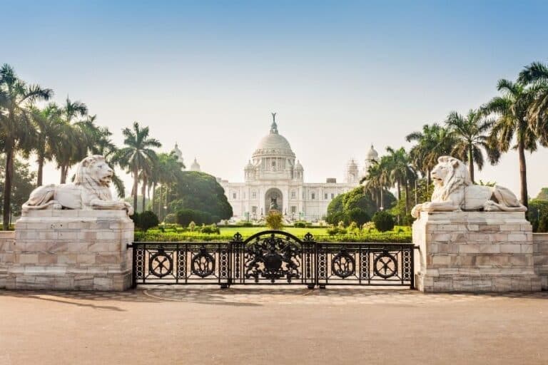 tour package for kolkata featuring rituals, architecture and local traditions