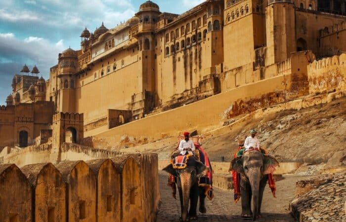 rajasthan udaipur tour package with private guides and palace country scenery